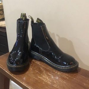 adorable & stylish black leather boots